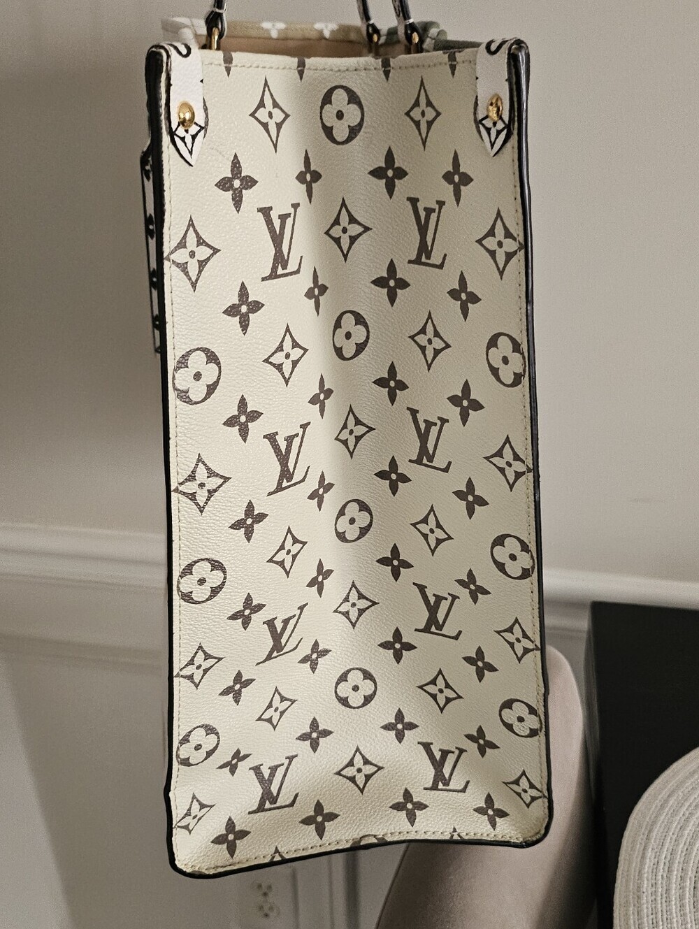 Louis Vuitton Onthego GM Giant Monogram Khaki/Beige Tote - Picture 13 of 16